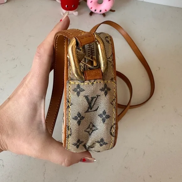 Authentic LV small crossbody! TH1020 - Picture 2 of 10